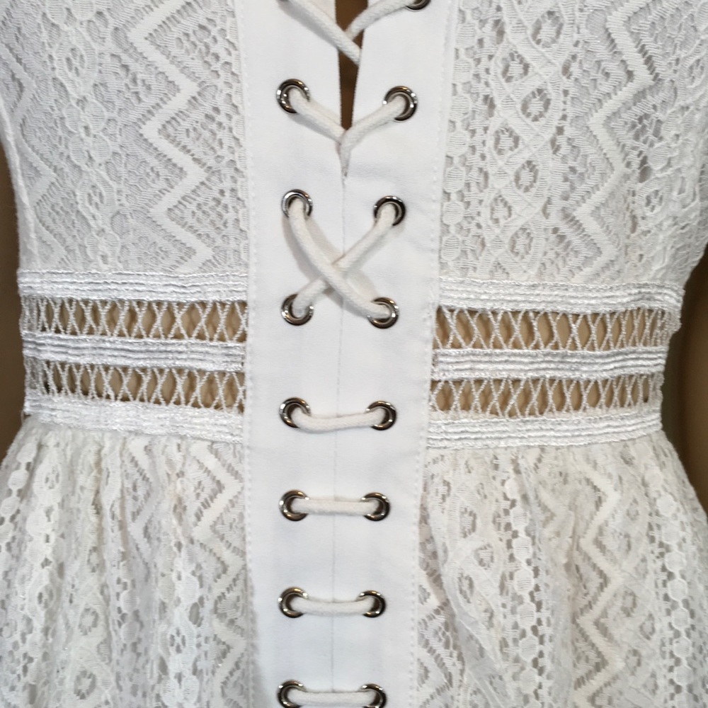 BEAUTIFULLY DETAILED LACE DRESS - Picture 4 of 7